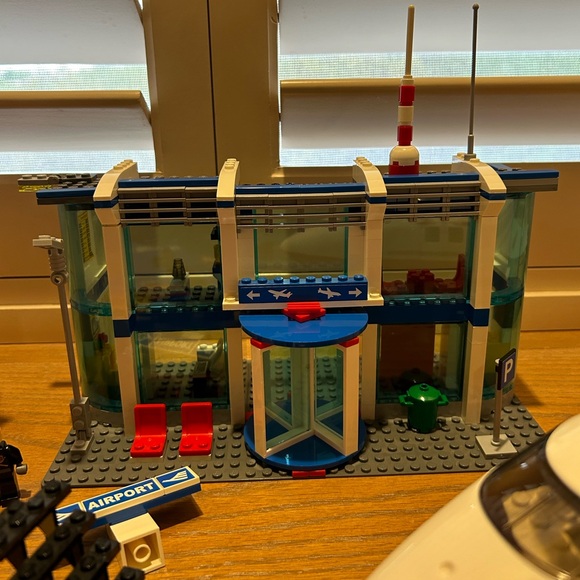 LEGO City Airport Terminal and Passenger Plane Set 3182 Retired - Picture 10 of 16